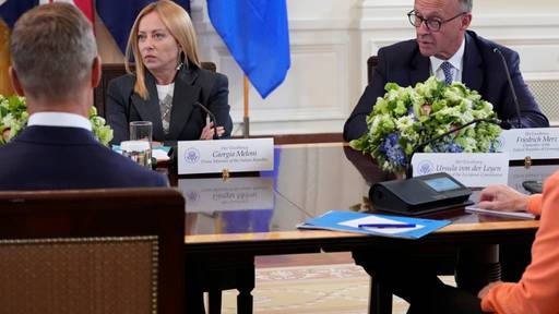 Merz pocht auf Waffenruhe in der Ukraine