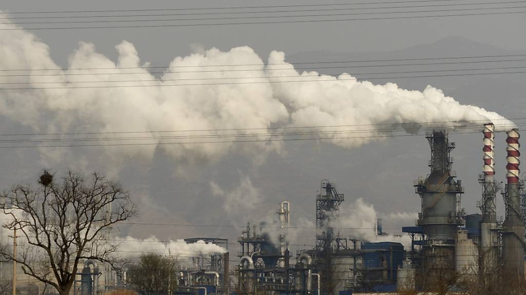 ARCHIV - Rauch und Dampf steigen von einer Kohleverarbeitungsanlage in der zentralchinesischen Provinz Shanxi auf, in der Ruß, ein Bestandteil der Stahlherstellung, hergestellt wird. Foto: Olivia Zhang/AP/dpa