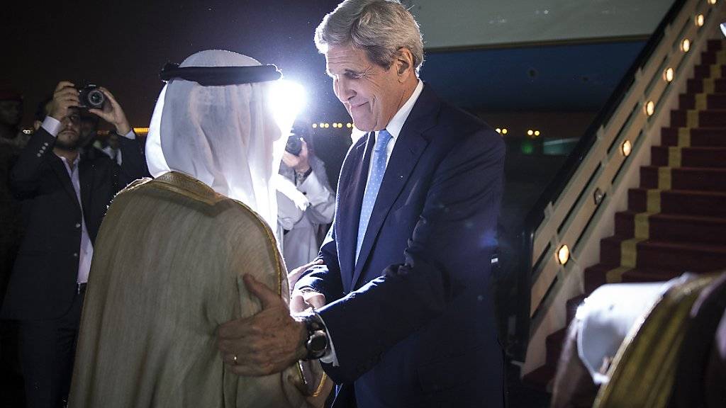 US-Aussenminister John Kerry wird bei der Ankunft in Riad vom saudi-arabischen Aussemnister empfangen. Später traf er auch mit König Salman zusammen.
