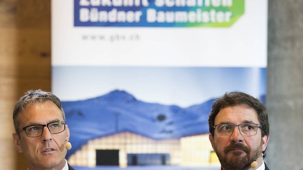 Geschäftsführer Andreas Felix (links) und Präsident Markus Derungs an der Generalversammlung des Graubündnerischen Baumeisterverbandes: Demut war angesagt.