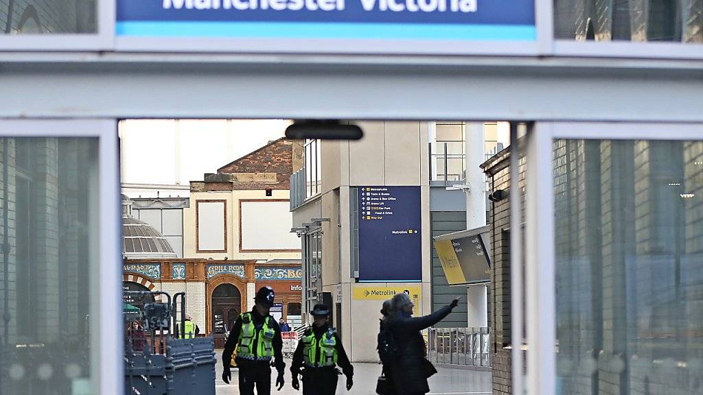 Grosses Polizeiaufgebot am Victoria-Bahnhof in Manchester.