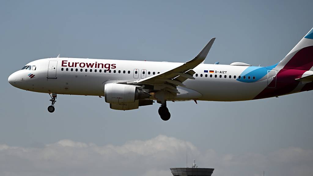 Piloten der Fluggesellschaft Eurowings sind am Donnerstag in einen ganztägigen Streik getreten. Der Arbeitskampf habe wie geplant begonnen, sagte ein Sprecher der Pilotengewerkschaft Vereinigung Cockpit (VC). (Archivbild)