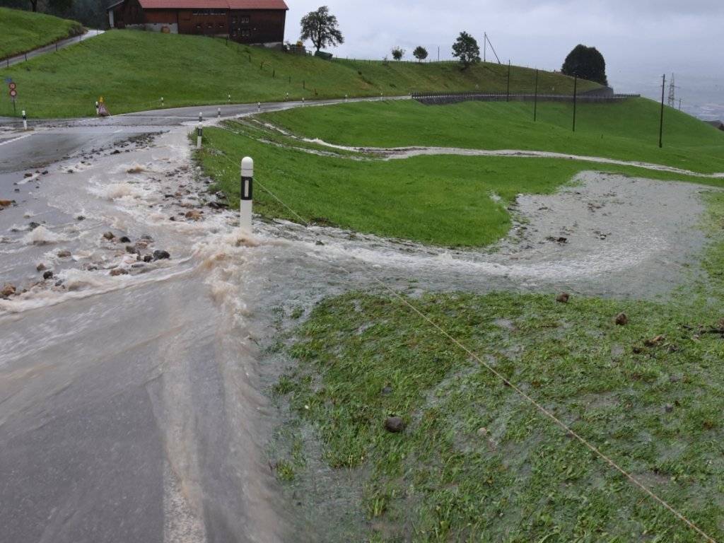 Im Kanton St. Gallen sind wegen des starken Dauerregens viele Strassen unterbrochen. Sie gleichen derzeit eher kleinen Flüssen.