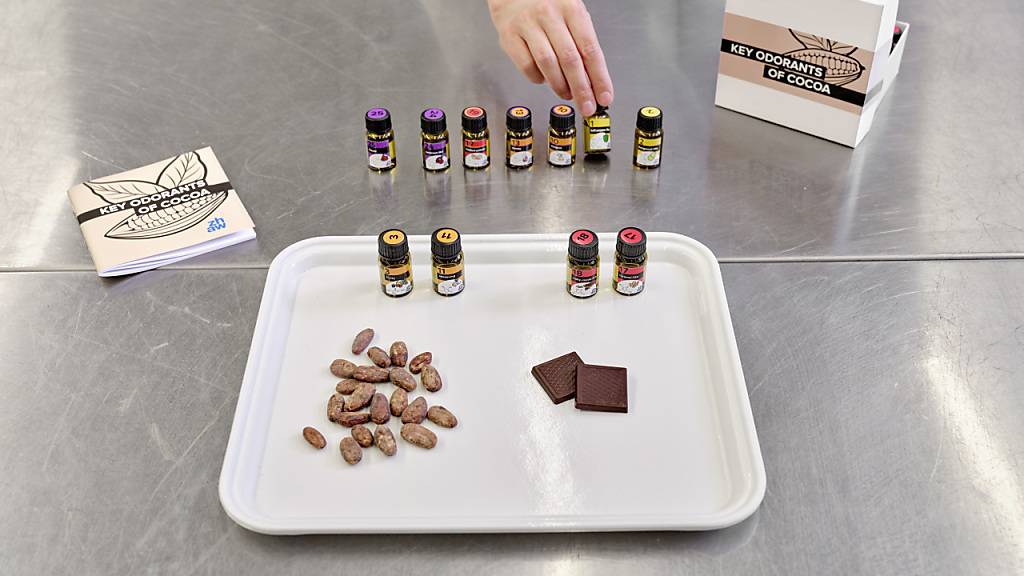 Das von den Zürcher Forscherinnen entwickelte Aroma-Kit besteht aus 25 Fläschchen mit den Schlüsselaromen von Kakao. (Pressebild)