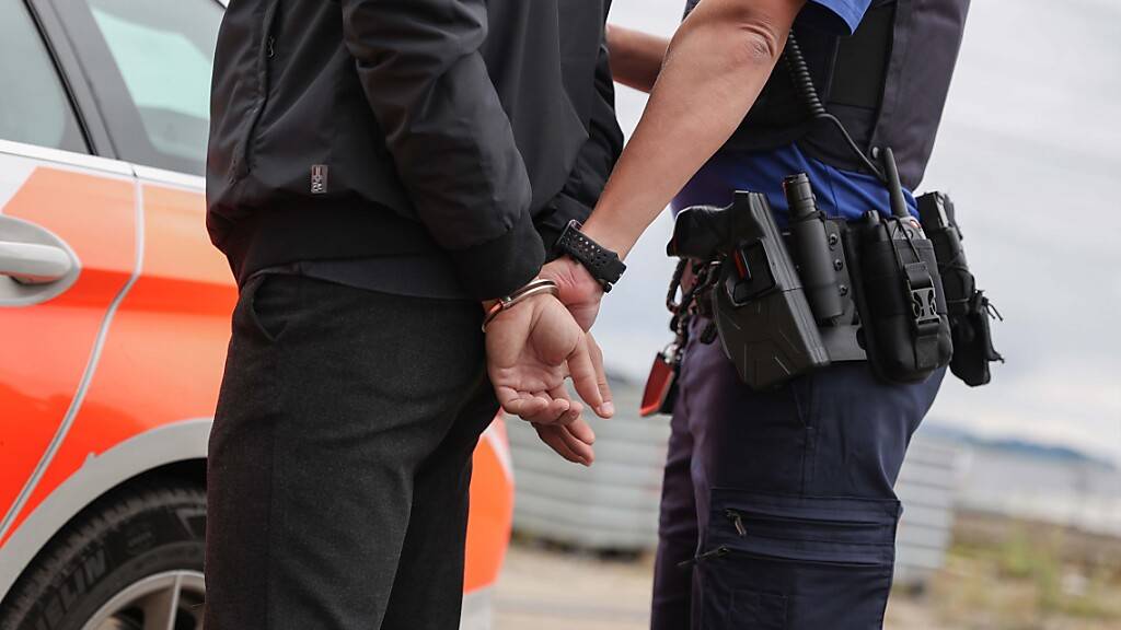 Zwei bestohlene Badegäste in Rorschacherberg beobachteten die Täter beim Durchsuchen eines Autos und konnten einen von ihnen festhalten. Die Polizei verhaftete ihn dann.