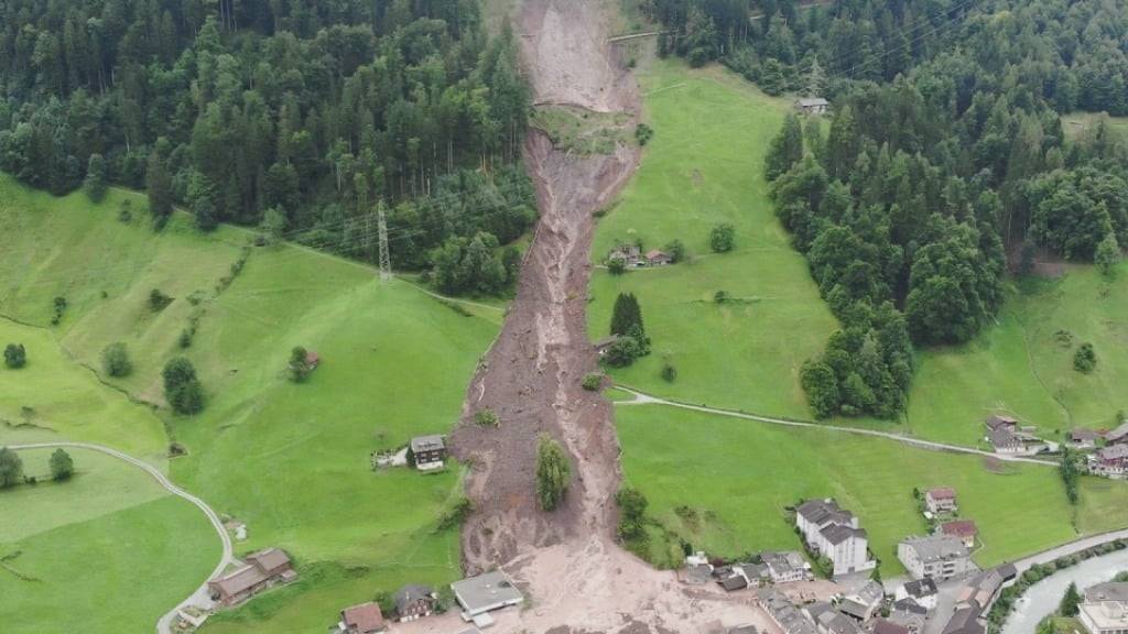 Bei Erdrutschen am Dienstag kamen in Schwanden Geröllmassen von 30'000 Kubikmetern herunter. Sechs Gebäude wurden verschüttet. Personen kamen keine zu Schaden.