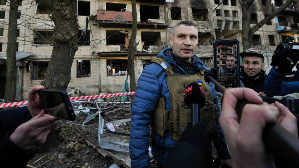 Kiews Bürgermeister Vitaliy Klitschko spricht mit den Medien in der Nähe eines Wohnhauses, das von der russischen Armee beschossen wurde. Foto: Sergei Chuzavkov/SOPA/ZUMA/dpa