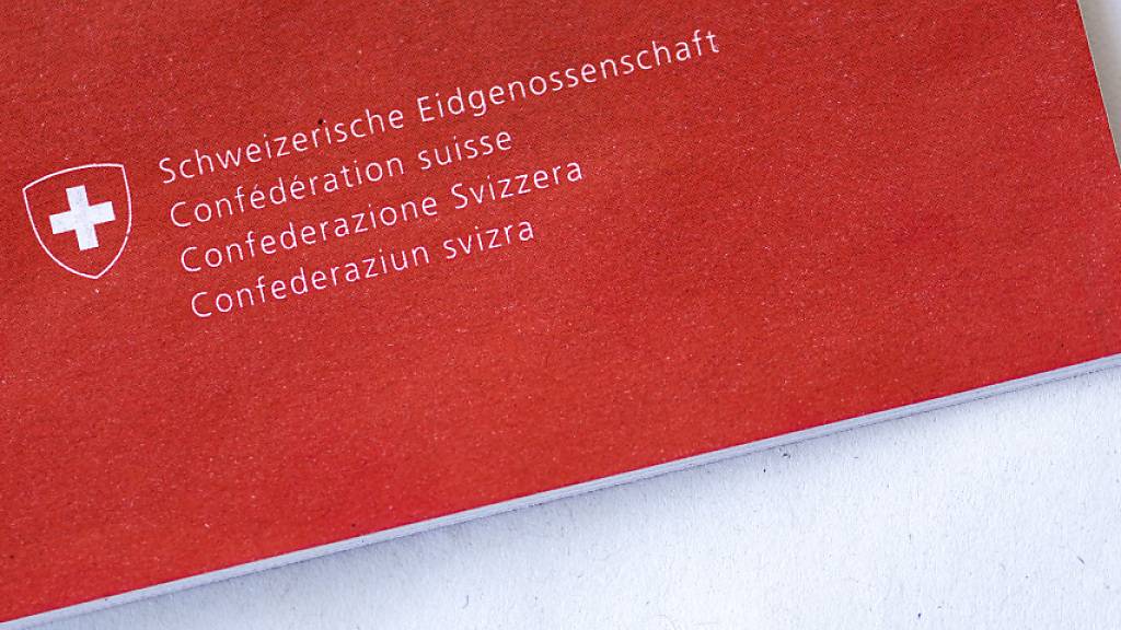 Mit zwei Volksinitiativen zu den Krankenkassenprämien und dem Referendum gegen den Energie-Mantelerlass wird das Volk am 9. Juni 2024 gleich über drei gewichtige Vorlagen an der Urne befinden. (Symbolbild)