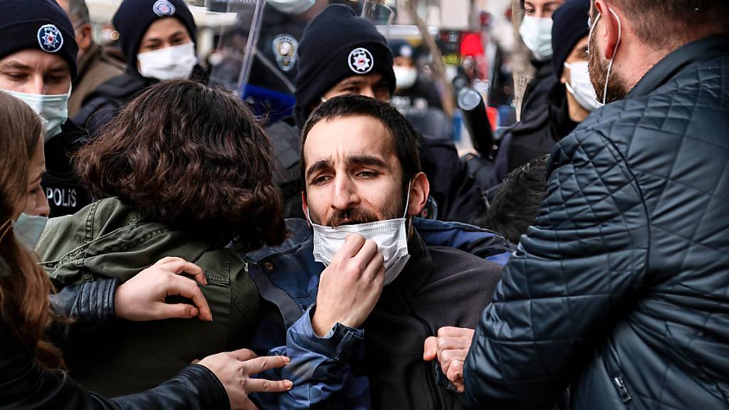 Die Polizei nimmt einen Demonstranten in Istanbul fest. Foto: Tunahan Turhan/SOPA Images via ZUMA Wire/dpa