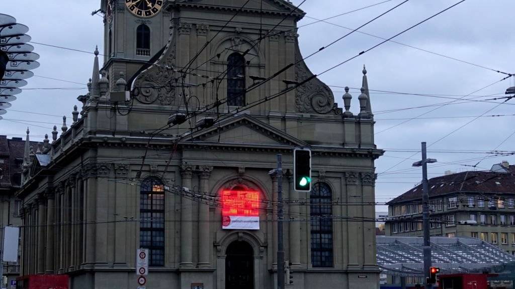 Der Stadtluftanzeiger an der Heiliggeistkirche in Bern.
