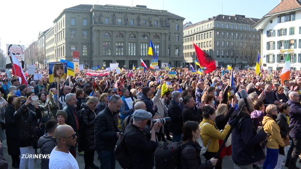 Ukrainischer Präsident Selensky schaltet sich in Berner Kundgebung