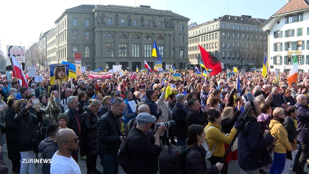 Ukrainischer Präsident Selensky schaltet sich in Berner Kundgebung