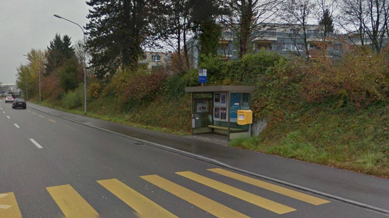 Bei der Busstation Weidle in Wil wurden zwei Frauen von einem unbekannten Mann angegriffen.