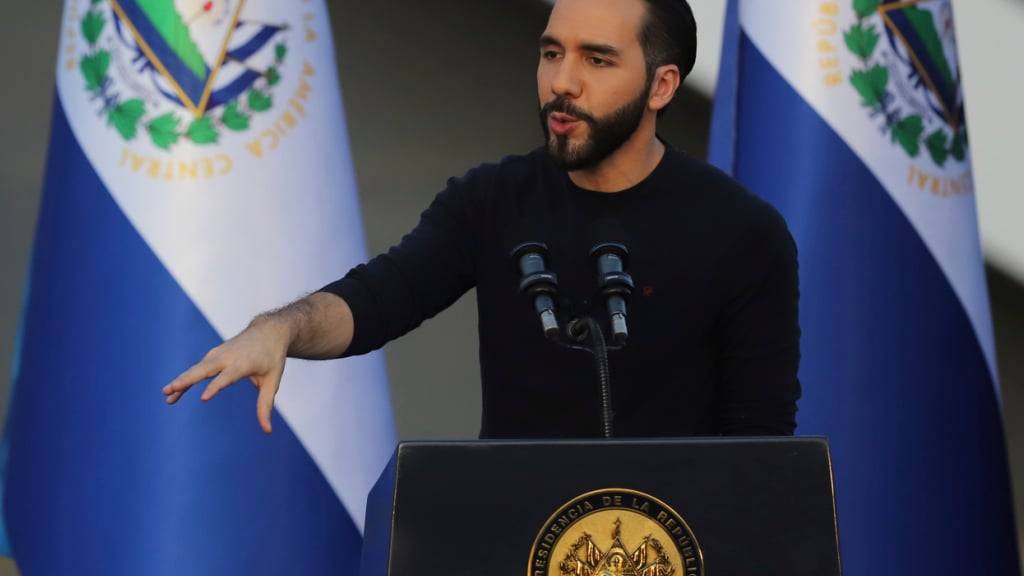 ARCHIV - El Salvadors Präsident Nayib Bukele hält eine Rede während der Einweihung eines industriellen Datenzentrums. Foto: Salvador Melendez/AP/dpa/Archivbild