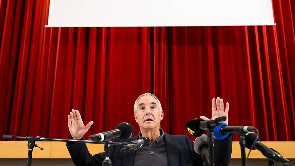 Die Abtei Saint-Maurice habe Rom um die Ernennung eines apostolischen Delegierten gebeten, sagte Chorherr Antoine Salina (im Bild) an einer Medienkonferenz am Donnerstag in Bex VD.