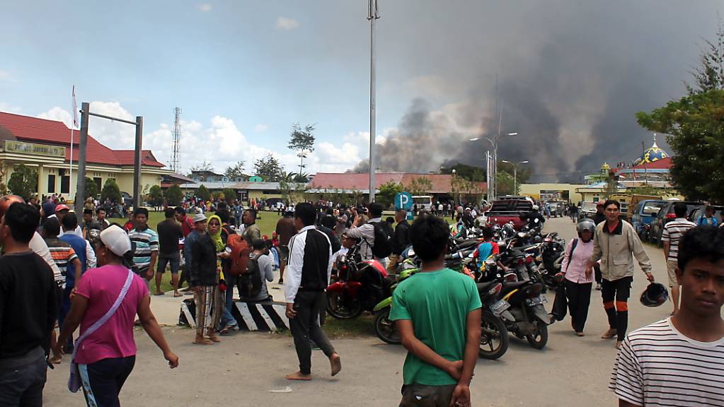 In Wamena hatten Demonstranten Gebäude in Brand gesetzt. Anlass für die Unruhen waren rassistische Kommentare.