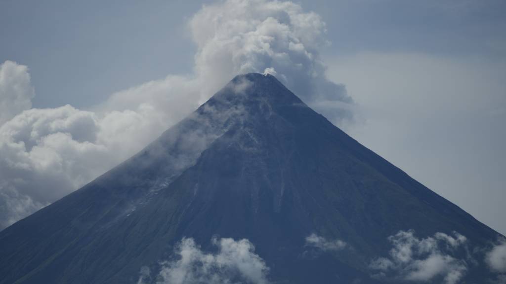 ARCHIV - Der Vulkan Mayon. Foto: Aaron Favila/AP/Archivbild