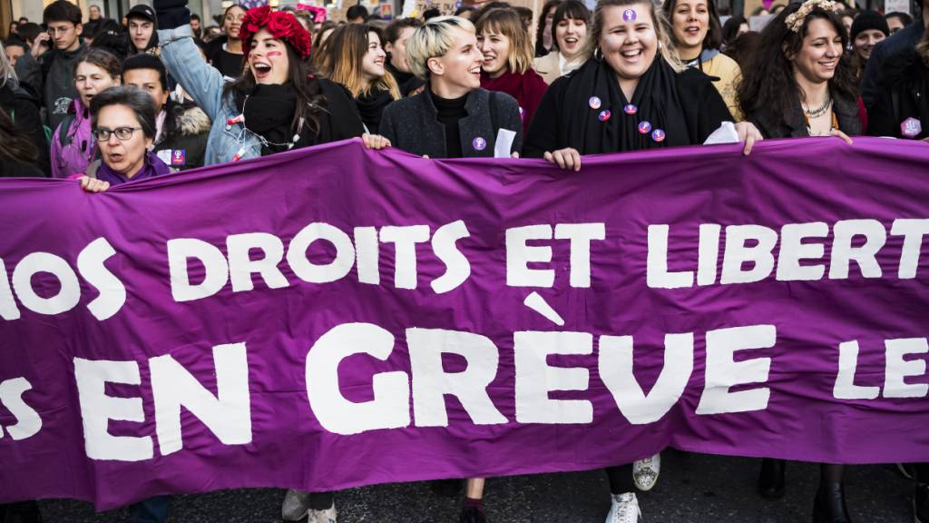 Bei der Demonstration am 8. März 2019 in Genf haben sich etwa tausend Frauen versammelt. Die Organisatorin wurde danach strafrechtlich verurteilt. (Archivbild)