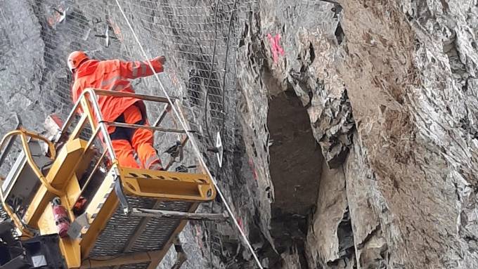 Zugstrecke bei Zernez wegen Steinschlag in Tunnel gesperrt