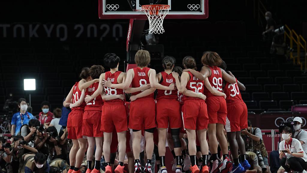 Die im Durchschnitt 15 Zentimeter kleineren Japanerinnen feiern die historische erste Basketball-Medaille des Gastgeber-Landes.