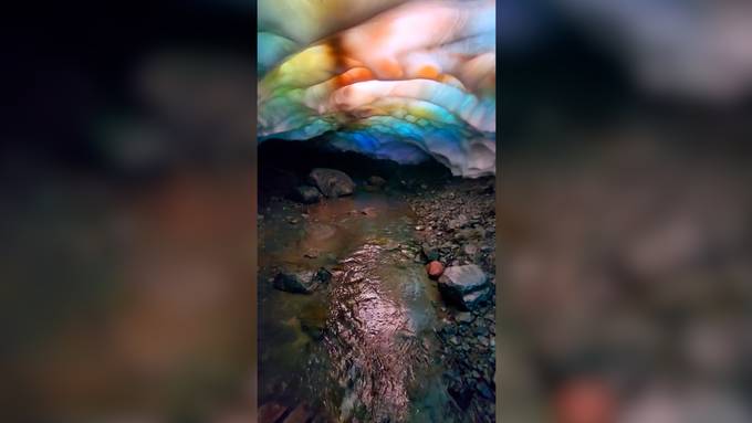 Fotograf entdeckt Regenbogen-Eishöhle
