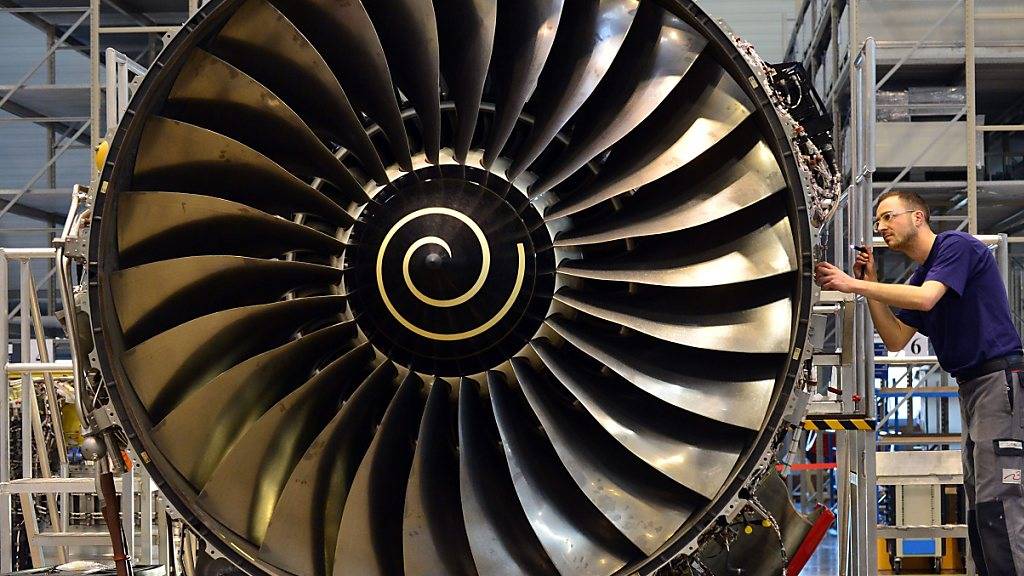 Der Triebswerksbauer Rolls Royce hat den Einbruch des Luftverkehrs wegen der Coronakrise stark zu spüren bekommen. (Archivbild)