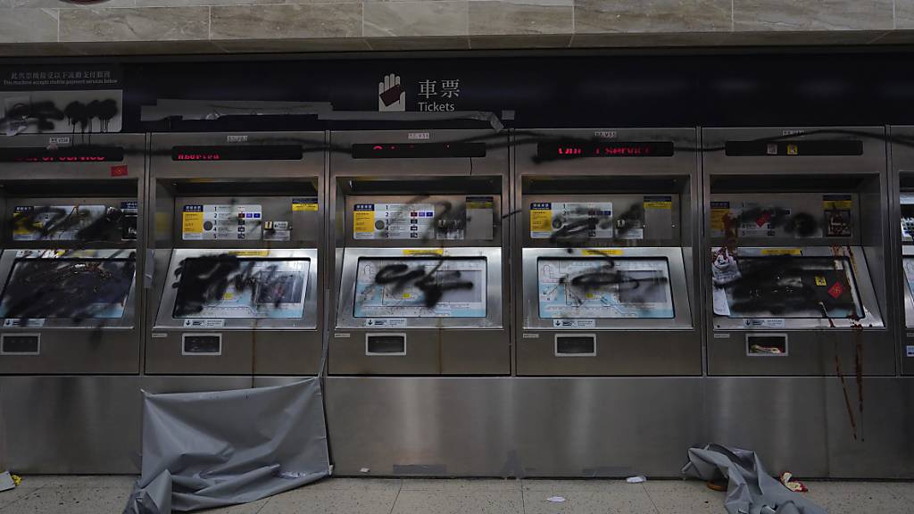 In Hongkong ist der U-Bahn-Verkehr eingestellt worden - die Proteste hatten zu Beschädigungen an den Anlagen geführt.