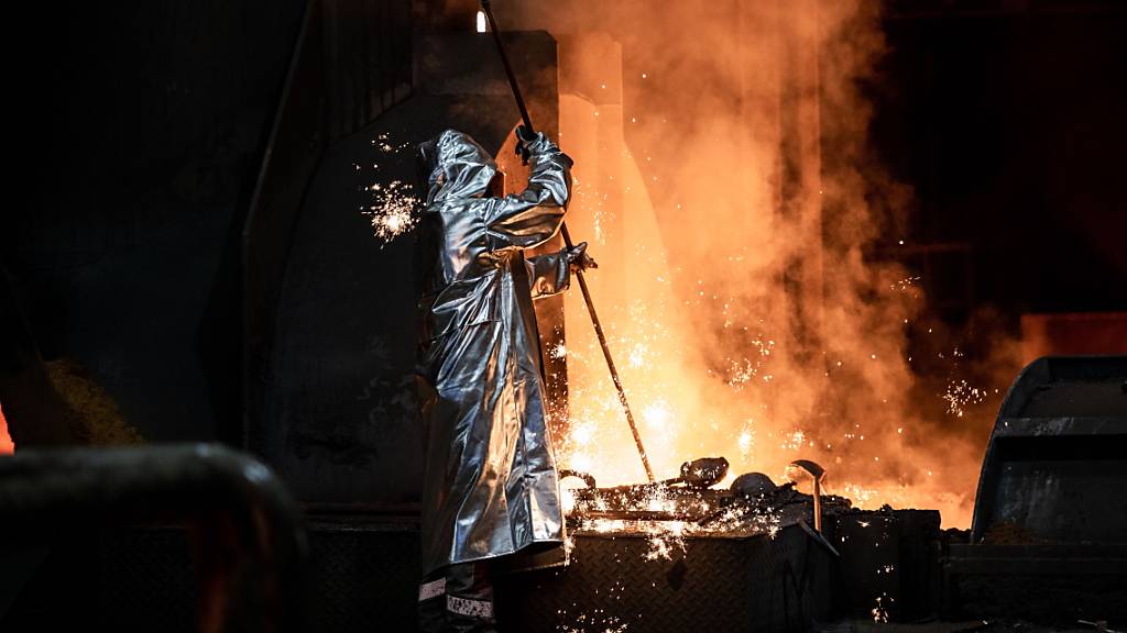 Ein Stahlarbeiter im Thyssenkrupp-Werk in der deutschen Stadt Duisburg. (Archivbild)