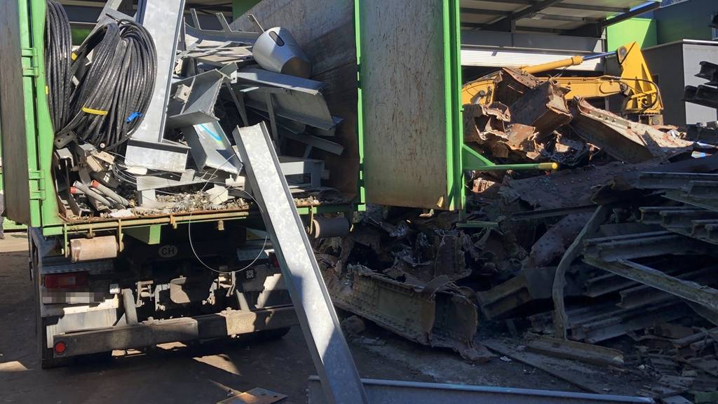 Von Stahlträger getroffen: Arbeiter wird schwer verletzt