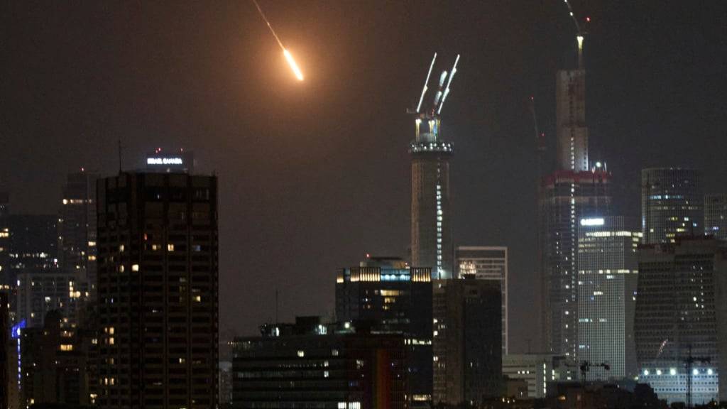 Über Tel Aviv ist am frühen Samstag eine Rakete zu sehen. Foto: Leo Correa/AP/dpa
