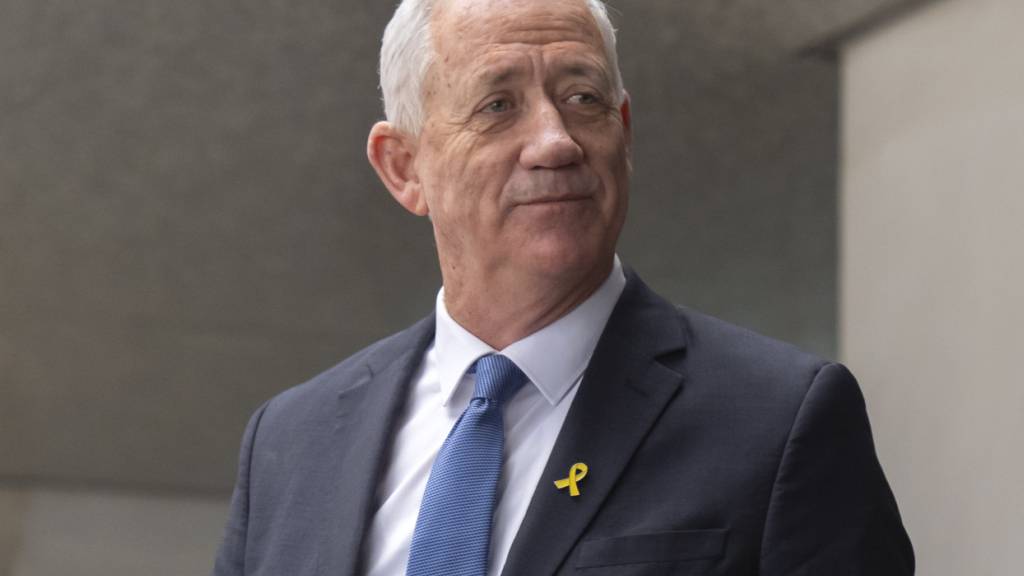 ARCHIV - Benny Gantz, Mitglied des israelischen Kriegskabinetts, drohte am Samstag mit dem Austritt aus der Regierung von  Ministerpräsident Benjamin Netanjahu. Foto: Mark Schiefelbein/AP/dpa
