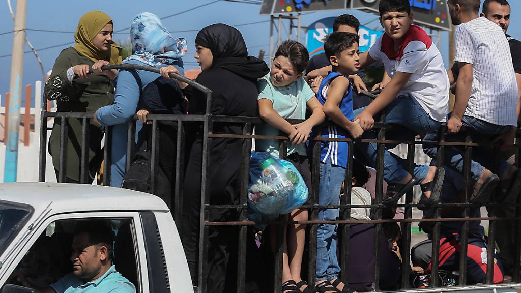 Palästinenser fliehen nach israelischen Luftangriffen in sicherere Gebiete. Das israelische Milit.är rief am 13.10.2023 zur Evakuierung von Zivilisten aus Gaza-Stadt auf, um deren «Sicherheit und Schutz» zu gewährleisten. Foto: Mohammed Talatene/dpa
