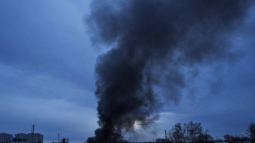 Rauch steigt aus einer brennenden Anlage in einem Industriegebiet auf, das von russischen Raketen getroffen wurde. Foto: Evgeniy Maloletka/AP/dpa
