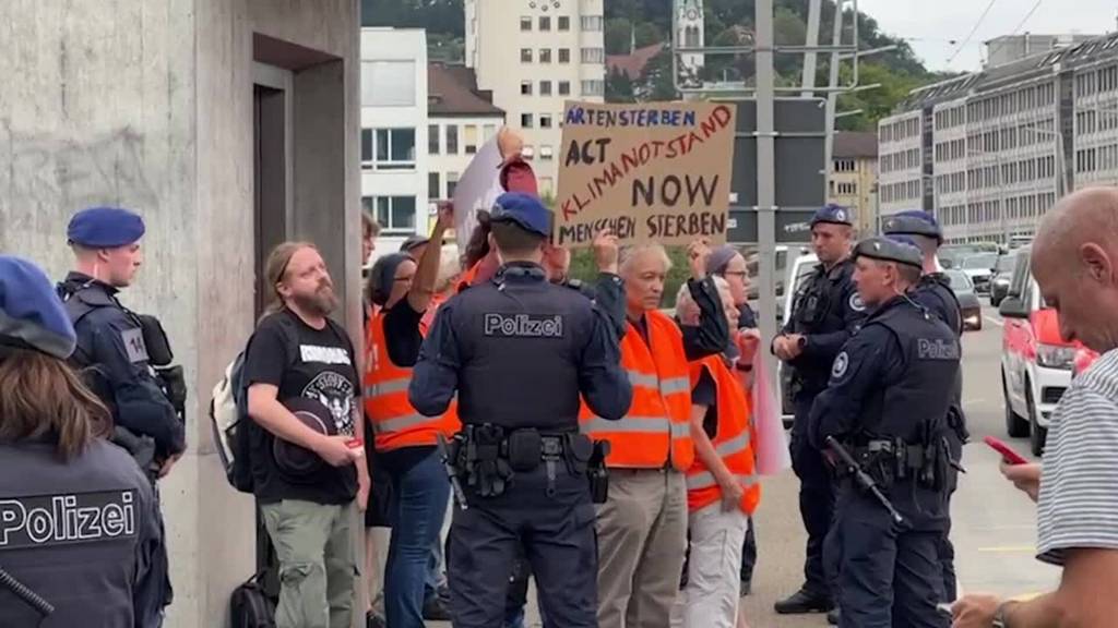 Klimaaktivisten wollen Hardbrücke lahmlegen – Polizei schreitet ein