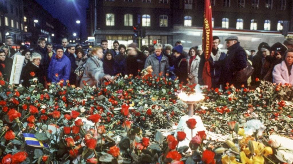 Trauernde legen kurz nach dem Tod von Olof Palme 1986 Blumen nieder. Der Fall ist noch immer nicht gelöst. (Archiv)