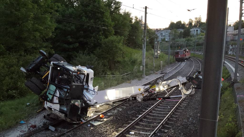 Beim Unfall verletzten sich zwei Gleisarbeiter schwer.