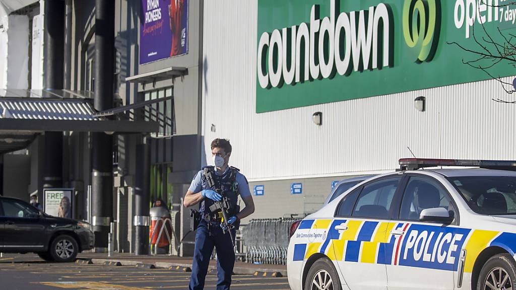 Ein Polizist vor der «Countdown»-Supermarkt-Filiale in der neuseeländischen Metropole Auckland, nachdem dort am Freitag eine Messer-Attacke stattgefunden hatte. (Archivbild)