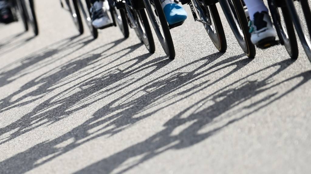 Autofahrer fährt in Italien in Gruppe von Radlern