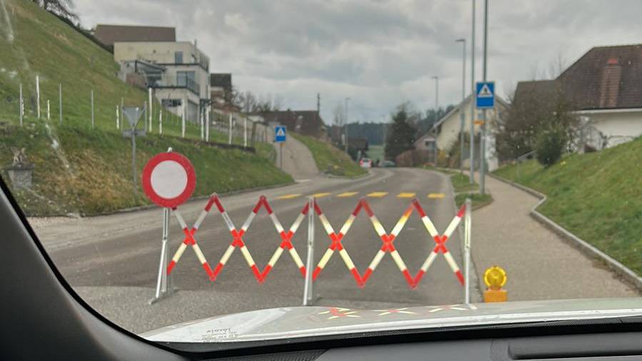 Die Kantonsstrasse in Lützelflüh ist gesperrt, bestätigt eine Leserin.