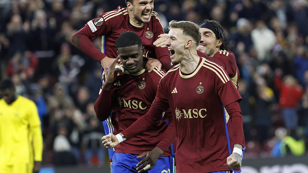 Die Spieler von Servette feiern im 4. Gruppenspiel den ersten Sieg in der Europa League