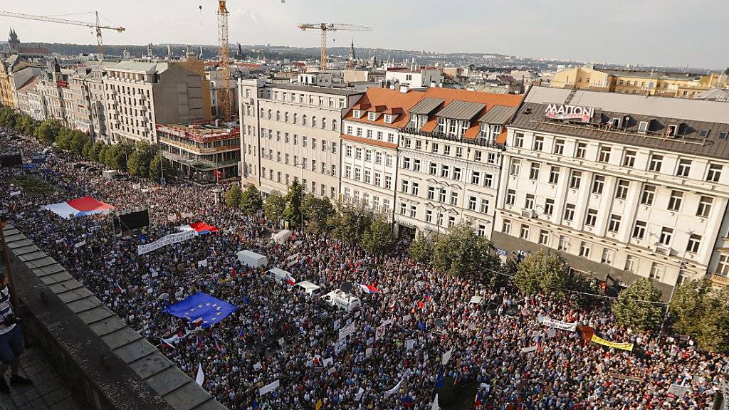 Zehntausende Menschen haben am Dienstag in Prag Proteste gegen Regierungschef Babis protestiert. Ihm wird vorgeworfen, als Unternehmer jahrelang unrechtmässig von EU-Subventionen profitiert zu haben.