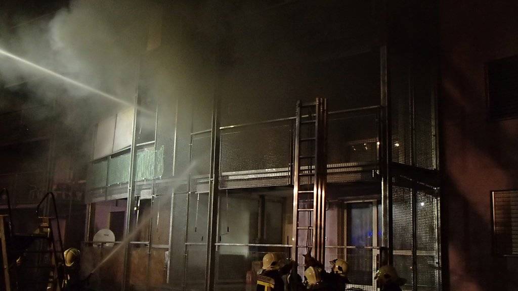 Der Brand in einem Mehrfamilienhaus in Spreitenbach AG brach auf einem Balkon im ersten Stock aus.