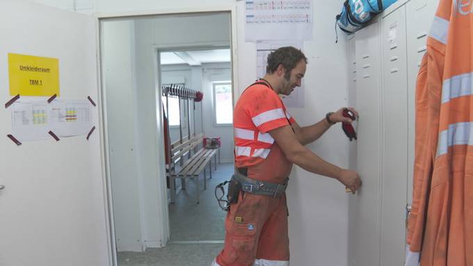 Mineur arbeitet am Zugangsstollen