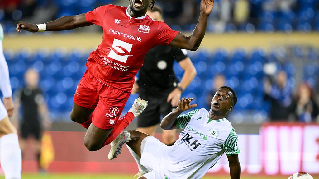 Ein Bild, das Bände spricht: Die Zuschauer auf der Pontaise bekamen mehr Gelbe Karten als Torchancen zu sehen. Am Ende trennten sich Stade Lausanne-Ouchy und Yverdon 1:1