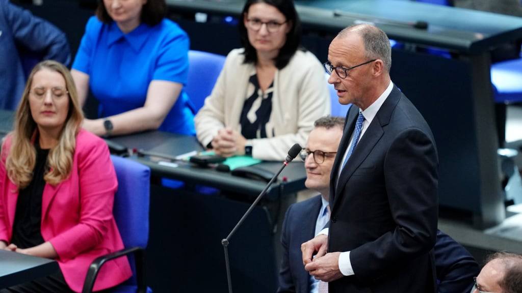 dpatopbilder - Der designierte Bundeskanzler Friedrich Merz (CDU) nimmt nach der Auszählung der Stimmen zum zweiten Durchgang der Kanzlerwahl seine Wahl an. Merz ist im zweiten Anlauf im Bundestag zum zehnten Kanzler der Bundesrepublik Deutschland gewählt worden. Foto: Kay Nietfeld/dpa