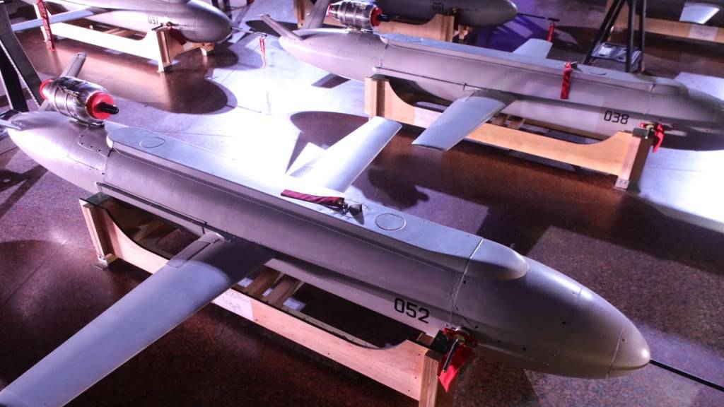 ARCHIV - Neuartige Langstrecken-Raketen-Drohnen vom Typ Peklo (Hölle) werden während der Übergabe der ersten Charge an die Verteidigungskräfte am Tag der Streitkräfte der Ukraine ausgestellt. Foto: ---/ukrin/dpa