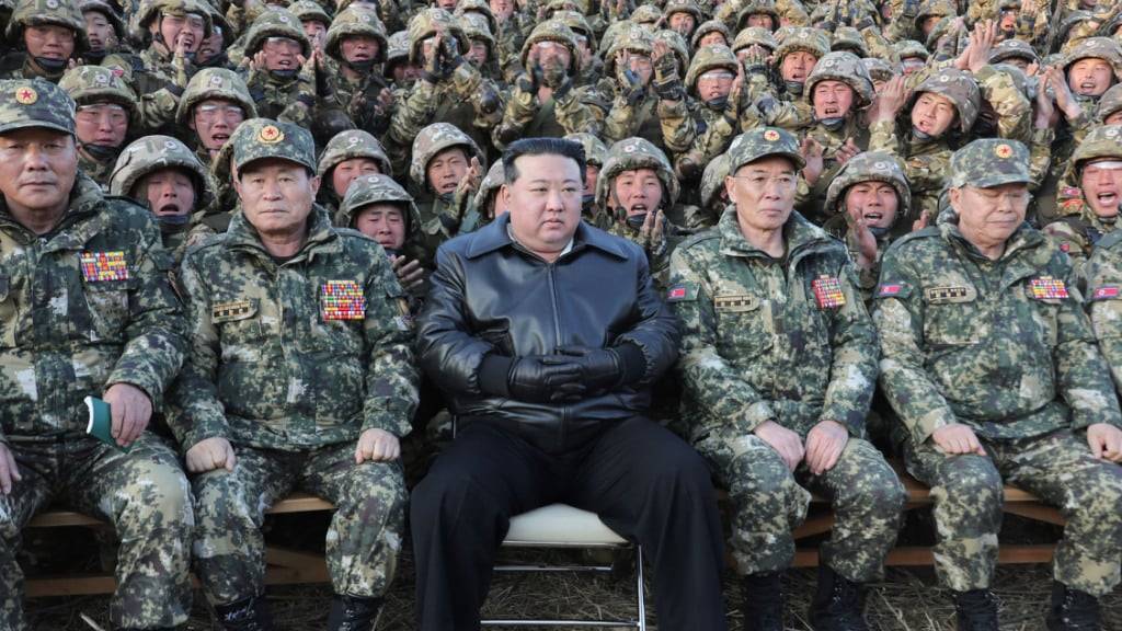 HANDOUT - Die von der staatlichen nordkoreanischen Nachrichtenagentur KCNA am 07.03.2024 zur Verfügung gestellte undatierte Aufnahme zeigt nach Angaben von KCNA Kim Jong Un, Machthaber in Nordkorea, während des Besuchs einer militärischen Ausbildungsbasis im Westen des Landes bei einem Gruppenfoto. Foto: Uncredited/KCNA/KNS/dpa