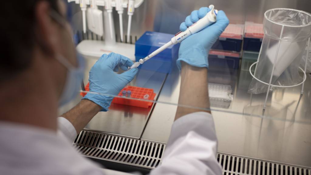 Die Delta-Variante des Coronavirus ist dominant: Ein Laborant bei der Sequenzierung im Genetik-Zentrum von Universität und ETH Zürich.