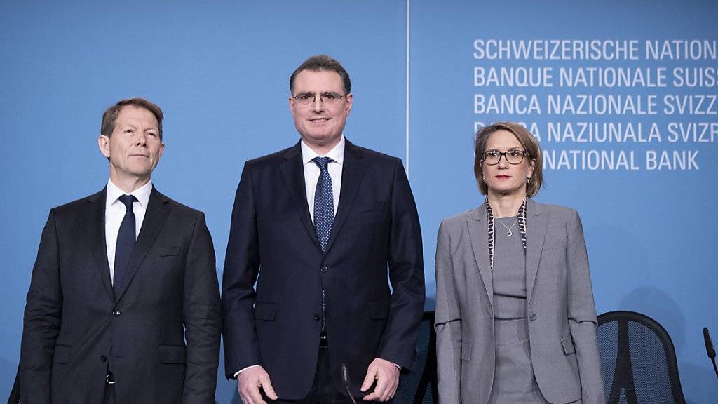 Das SNB-Direktorium warnt seit längerer Zeit vor möglichen Schäden durch die niedrigen Zinsen am Immobilienmarkt. SNB-Präsident Thomas Jordan (Bildmitte), Vizepräsident Fritz Zurbrügg (links) und Direktoriumsmitglied Andrea Mächler (rechts) haben die SNB-Politik Ende 2018 bekräftigt. (Archivbild)