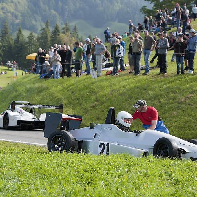 Autos müssen das Automobil-Bergrennen am Gurnigel umfahren